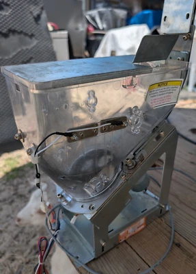 TOLVA PARA MONEDAS ARCADE PIÑA BOB ESPONJA CON RIEL DE ALIMENTACIÓN Y MOTOR Foto 1 de 4