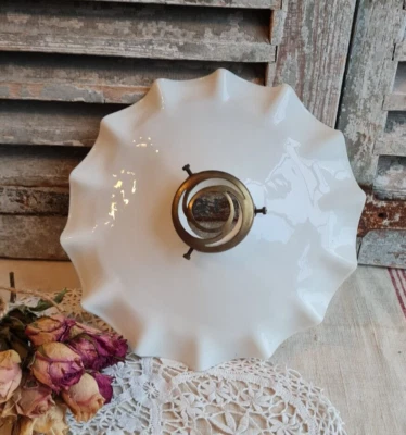 ANCIENNE COUPELLE TULIPE ECLAIRAGE EN OPALINE BLANCHE AVEC GRIFFE LUSTRE - Photo 1/3