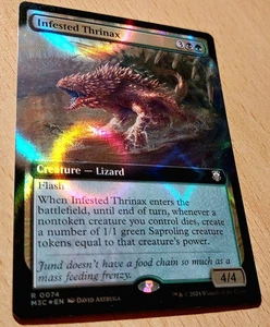 Mtg Magic #RIPPLE FOIL# Befallenes Thrinax, Infested Thrinax, English Full Art  - Bild 1 von 2