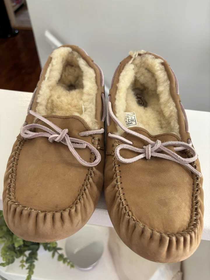 Zapatillas UUG piel de oveja con corbatas de cuero talla 8 Foto 1 de 4