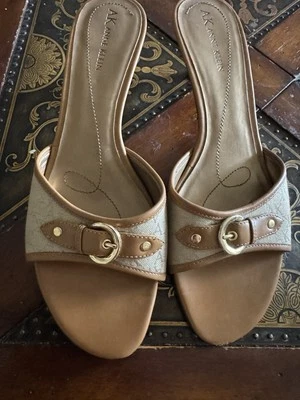 Mules de tacón alto ANNE KLEIN Flex para mujer de cuero tostado/impresión beige con punta abierta Foto 1 de 2
