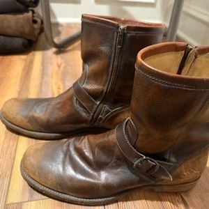 Stivali Frye Engineer pelle marrone uomo fibbia 12 D gomma misura zip - Foto 1 di 5