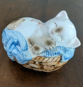 Avon Vintage 1983 Ceramic Sachet Pomander Sleeping Siamese Cat Kitten Basket - Picture 1 of 7