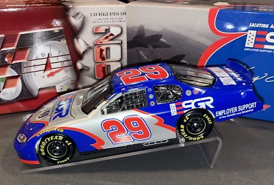 Kerry Earnhardt #29 ESGR Air Force 2004 Monte Carlo 1:24 NASCAR Diecast Action - Imagem 1 de 4