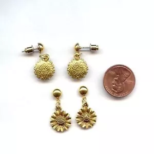 PAIR (2 PIECES) VINTAGE ANTIQUE GOLD PLATED DAISY FLOWER DANGLE EARRINGS 4046 - Picture 1 of 1
