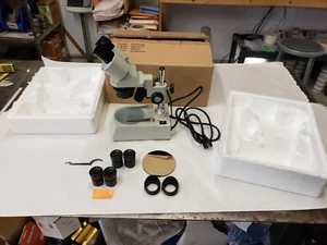 Microscopio estéreo iluminado ST con 2 juegos de oculares WF10X, China NUEVO EN CAJA - Imagen 1 de 11