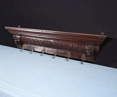 Antiguo perchero francés de roble macizo de 43" con ganchos de latón con leones Foto 1 de 4