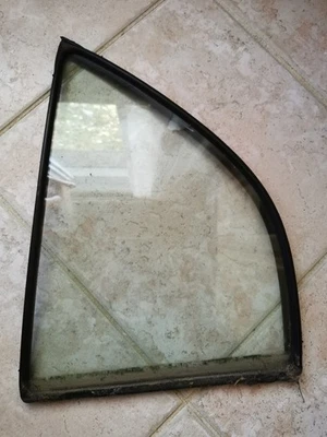 Ventana de puerta trasera izquierda OEM Toyota Tercel 95-99 con sello de goma Foto 1 de 4