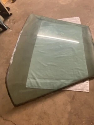 Ventana trasera para un Buick Riviera 1970-1973 Foto 1 de 3