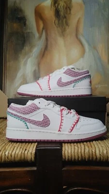 Air Jordan 1 Low SE GS 6.5y Juvenil Blanco Burdeos Rosa Púrpura Niñas DM9037 100 Foto 1 de 4