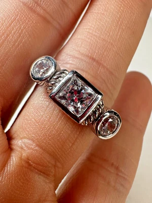Anillo Judith Ripka Plata de Ley 3 Piedras Banda Transparente Cuadrado Circonita cúbica 6 Foto 1 de 4