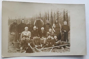 VTG 1910 RPPC MIGRANT ? FARM WORKERS WOMEN & BOYS WITH FOREMAN ? RAKES BASKETS - Picture 1 of 2