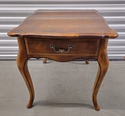 Lámpara de mesa francesa Ethan Allen Country, artículo #26-8303 en #236 acabado madera frutal B Foto 1 de 4