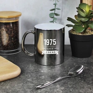 Tazza da caffè in argento metallizzato, incisa con "Anno della leggenda 1975", 50° - Foto 1 di 20