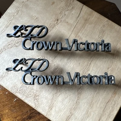 Juego de 2 emblemas Ford LTD Crown Victoria 1982-1987 EOAB-5450-398-AA con pasadores Foto 1 de 4