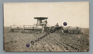 Tractor de vapor agrícola RPPC con arado grande postal foto real vintage - Imagen 1 de 2