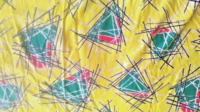TISSU VINTAGE DESIGN 1950 MOTIF GEOMETRIQUE , vert et rouge sur fond jaune - Photo 1/4