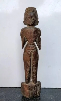 Antigua figura de mujer tribal del sur de la India tallada en madera de pie sobre la base estatua Foto 1 de 4