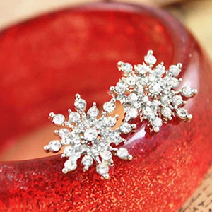 Cute silver colour snowflake stud earrings with crystal - Picture 1 of 1