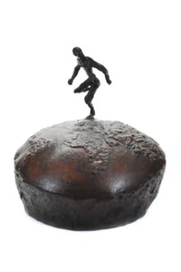 Sportler läuft um die Welt - Abstrakte Bronzeskulptur auf Tischplatte  - Bild 1 von 10