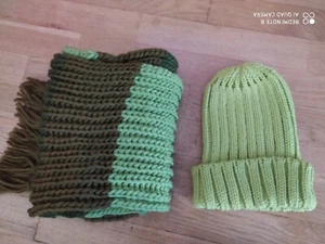CAPPELLO E SCIARPA UNISEX PURA LANA COLORE VERDE ORIGINALE NUOVO - Foto 1 di 3