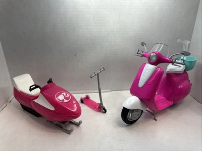 Lote de accesorios para vehículos Barbie. Scooter Pike Moped, moto de nieve, scooter de 3 ruedas Foto 1 de 4