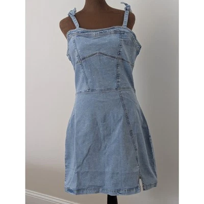 全新带标签 Bebe 牛仔装饰水钻西部迷你连衣裙 领带 分体下摆 尺寸 M — 第 1/4 张图片