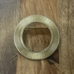 Broche estilo corona acanalada redonda broche tono dorado - Imagen 1 de 2