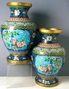 Par de jarrones con espejo Cloisonne antiguos chinos dinastía Qing. "Caballo Palace Tang 12"" T" - Imagen 1 de 11