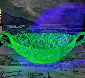 Depression era green uranium pressed glass two handled bowl, great condition - Picture 1 of 16