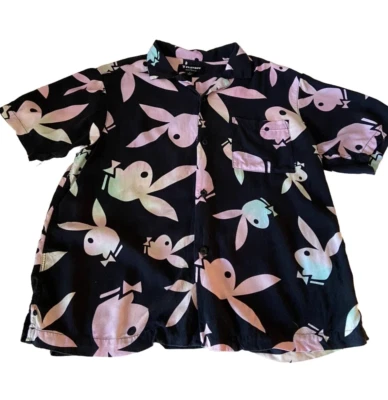 Camisa Playboy By Pacsun Playboy Bunny All Over Pequeña Manga Corta Rayón Negra Foto 1 de 3