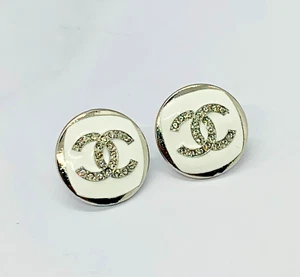 Auth CHANEL CC White Enamel Button Earrings - Pre owned / LP5305 - Picture 1 of 9