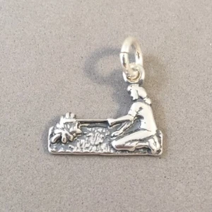 .925 Sterling Silber MÄDCHEN am LAGERFEUER CHARM Flammen Lagerfeuer Feuer Pfadfinder 925 HB19 - Bild 1 von 2