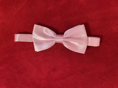 Pajarita rosa ajustable satinada sin marca para hombre (boda, XV, iglesia, fiesta, grado) Foto 1 de 4