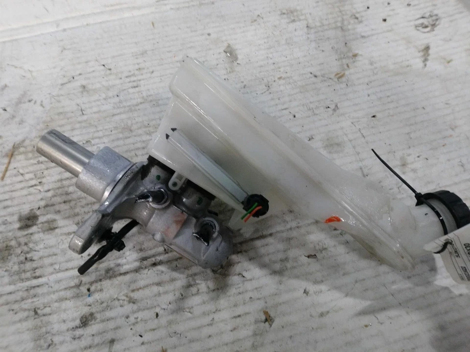 2017 INFINITI QX30 Brake Master Cylinder OEM 460105DA9B 71K Miles White Foto 1 de 3