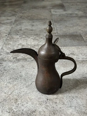 复古蚀刻黄铜 Dallah 咖啡壶 – 花卉雕刻中东水壶 — 第 1/4 张图片