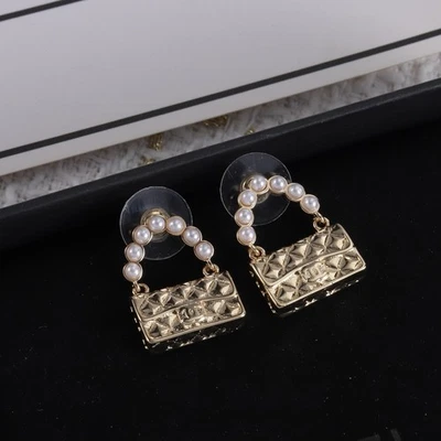 Pendientes de mano Chanel CC de perlas y oro Foto 1 de 4
