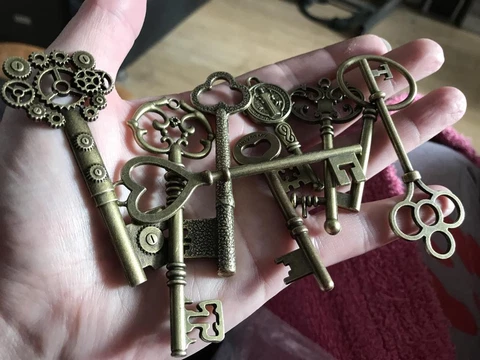9pcs Keys BIG Large Antique Vintage old Brass Skeleton Lot for DIY Making Lock Cover