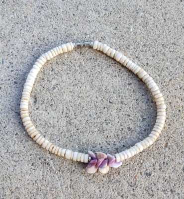 PUKA POOKA FLORAL CHIP LIGHT PURPLE WHITE COLORED SHELL ANKLET BRASS BARRELL - Image 1 of 4