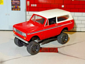 1979 INTERNATIONAL SCOUT LIFTED 4X4 OFFROAD 1/64 DIECAST REPLICA DIORAMA MODEL Q - Picture 1 of 5