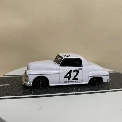Campeones de carreras 5 décadas de Richard Petty #42 1949 1950 Plymouth blanco 1:64 casi nuevo Foto 1 de 4