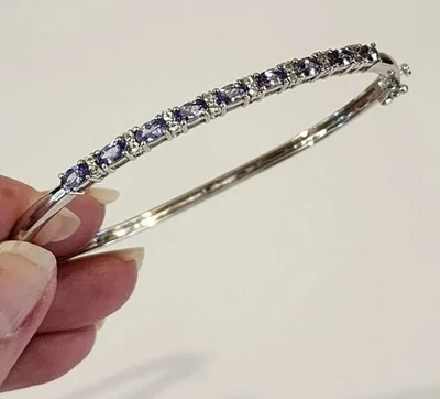 Brazalete brazalete para mujer de tanzanita de corte ovalado simulado enchapado en oro blanco de 14K Foto 1 de 4