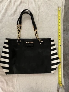 Betsey Johnson Handtasche Geldbeutel schwarz mit weißen Streifen 11x18 - Bild 1 von 3