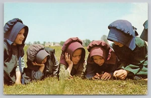 Saludos desde Penna. Postal de niñas amish de campo holandés - Imagen 1 de 2
