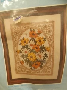 Adele Veres Vtg 1970s NEW NOS Mid Century 14x18 Daisies Crewel Embroidery Kit - Picture 1 of 3