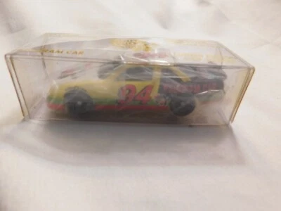 CARRO DEL PROGRAMA RACING CHAMPIONS CHARLOTTE MELLO YELLO 500 Foto 1 de 4