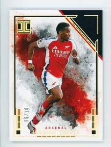 2024-25 Jurrien Timber Panini Impeccabile Premier League Gold Arsenal Card 5/10 - Foto 1 di 3