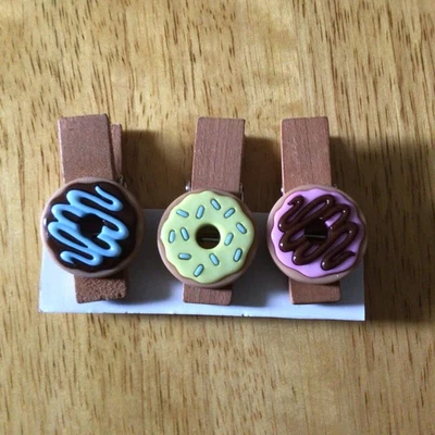 Mini ímãs de prendedor de roupa de madeira feitos à mão, donuts, conjunto de 3 - Imagem 1 de 2
