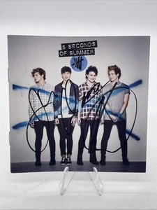 5 Seconds Of Summer CD Booklet signiert von Mitgliedern - Bild 1 von 4