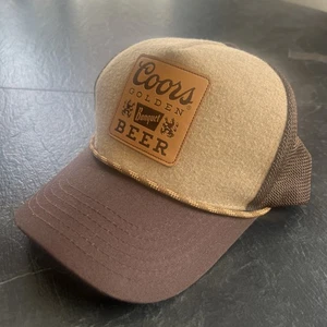 Cappello camionista Coors Banquet birra dorata in pelle con toppa logo multicolore - Foto 1 di 3